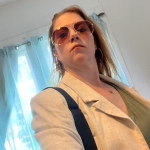 Meet your Posher, Crystal